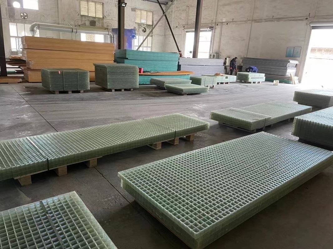 Czyste żywicy siatki FRP siatki chodnik lub platformy użycie w 38 * 38 * 38mm dostosowany rozmiar paneli