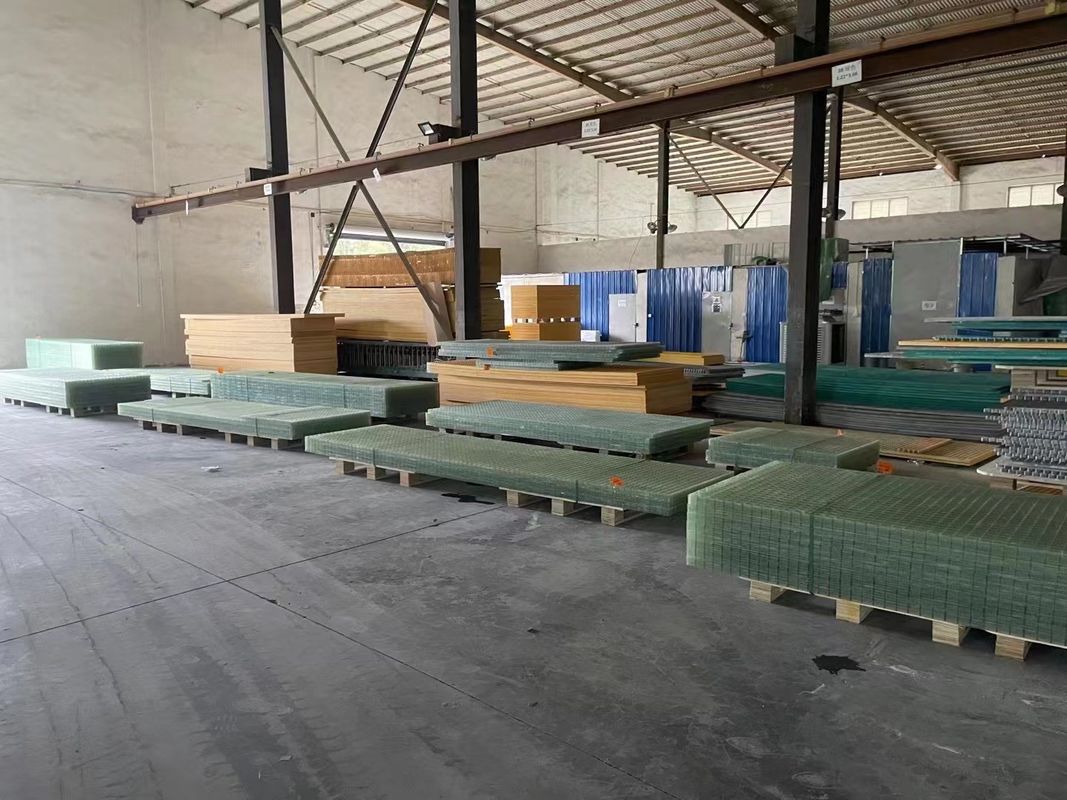 Czyste żywicy siatki FRP siatki chodnik lub platformy użycie w 38 * 38 * 38mm dostosowany rozmiar paneli